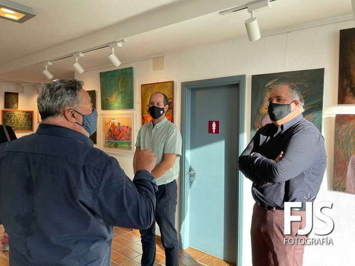 Momento del acto de apertura de la exposición Perfhiles de Antonio Campos en Telde/Francisco Javier Santana.